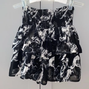 Svart vit kjol - Fin svart-vit kjol, har aldrig använts, Köpt för 249kr, säljer för 110kr