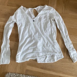 Långärmad  - Vit långärmad med en öppning på ryggen från odd Molly 