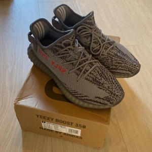 Yeezy 350 V2 Beluga 2.0 - Jättefina skor i jättebra skick. Dom är kopior. Storlek 44. Pris kan diskuteras. Hör av er vid några frågor!
