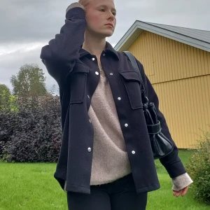Kappa - Säljer denna jättesnygga kappan då jag har två likadana. Passar perfekt nu när det börjar bli höst och du kan ha den till allting🫶🏻🍂