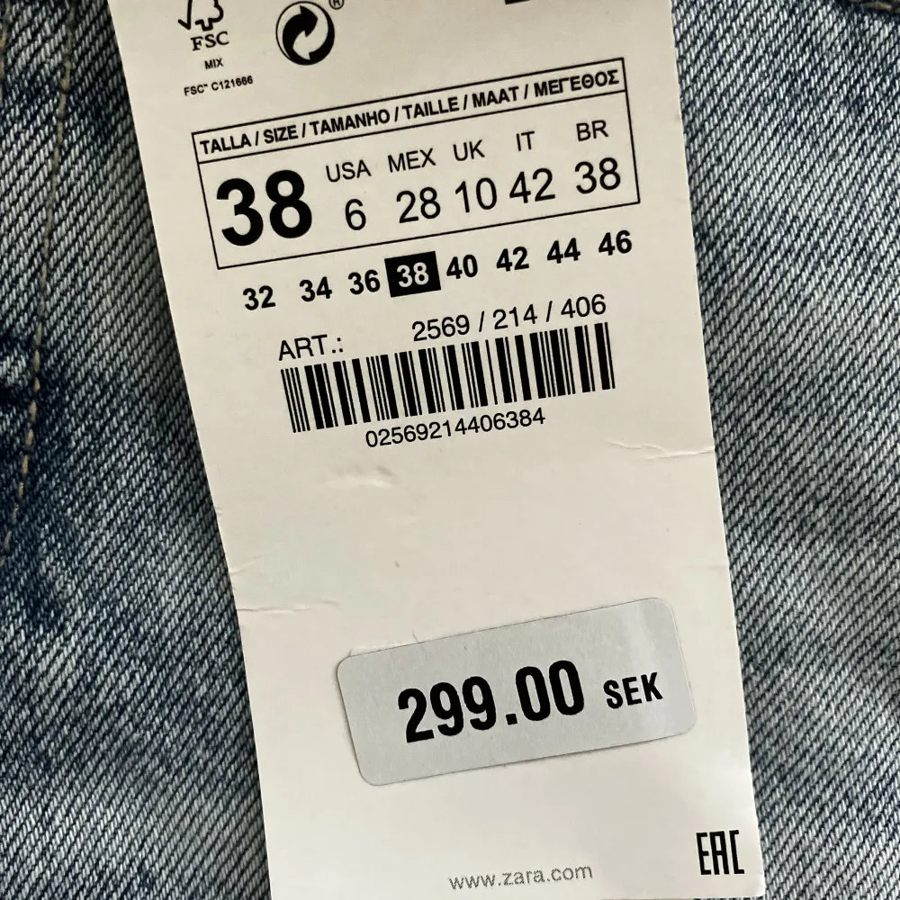 Supersnygga jeansshorts från zara som aldrig är använda. Storlek 38 men skulle säga att de passar 36 också. TRYCK EJ PÅ KÖP NU!!!! . Shorts.