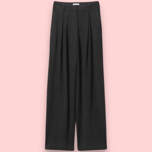 Oversized linnebyxor - Oversized mid-waist byxor i linnemix från Weekday i storlek 36. Byxorna är i nyskick. Du kan använda KÖP NU 🫶🧚