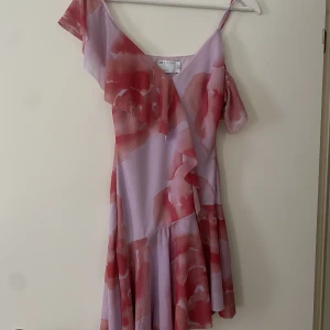 Blommig klänning - Sååå fin klänning från ASOS lite inspo av carrie. Använd en gång säljer pga använder ej