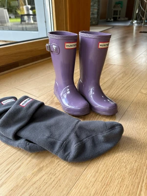 Hunter skövlar - barn stl. 29 - Jättefina lila Hunter stövlar med tillhörande strumpa. Använda bara en väldigt kort period. 