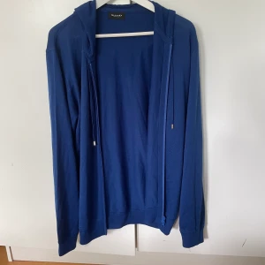 Cashmere hoodie  - Säljer denna cashimere hoodie från Sand. Den är i storlek L men passar M/L. Den är endast använd ett par gånger
