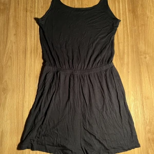 Kortbent byxdress - Svart kortbent byxdress från H&M, säljer pga att den inte kommer till användning 