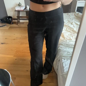 Lågmidjade kostymbyxor - Säljer dessa superfina lågmidjade kostymbyxorna med långa ben! Superfina men lite stora i storleken💕