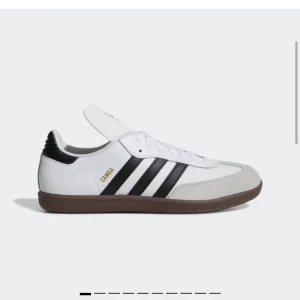 Adidas samba - Säljer mina samba i storlek 40, aldrig använda och slut på alla hemsidor. Va tyvärr för små för mig så skulle säga passa 39/40 då jag har ca 40 och 1/5