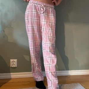 Pyjamasbyxor  - Rutiga rosa pyjamasbyxor💘