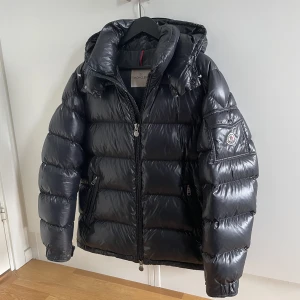 Moncler maya  - Säljer en Moncler maya! Storlek 4 vilket motsvarar M-L! Den är i väldigt bra skick förutom en jätte liten skada som knappt syns alls!  Hör gärna av dig om du har frågor! 
