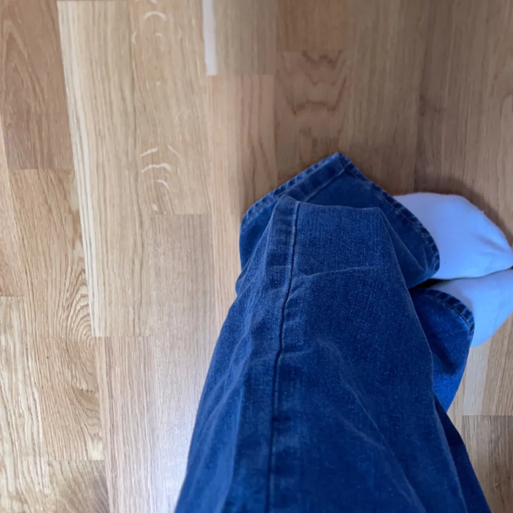säljer low waisted wide jeans, köpte från shein och aldrig använda. bra kvalite går hela vägen till golvet är lite stora i midjan (är 167). Jeans & Byxor.