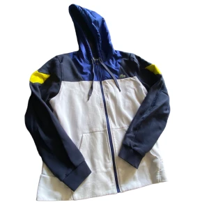 Lacoste zip up hoodie - Skick: 7/10 använd  Strl: M