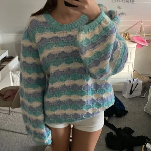 Färgglad stickad tröja - Stickad tröja från lindex. Aldrig använt, säljer pågrund av att den inte kommer till användning.