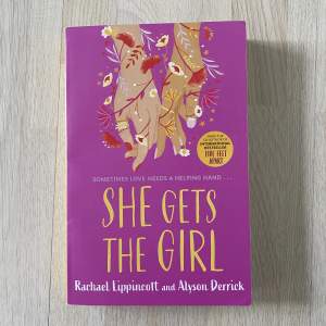 Jag säljer She gets the girl, en bok som är populär på booktok. Den är i nästintill nyskick, på engelska och frakt tillkommer. Jag kan mötas upp eller samfrakta vid köp av flera saker☺️