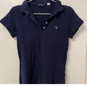 Marinblå piké Gant - Säljer denna marinblå piké från Gant då den aldrig kommer till användning längre. Använd ett par gånger. 