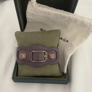 Lila Balenciaga armband  - Säljer detta balenciaga armband, sååå cool färg. Har en liten slitning (bild tre) men knappt något som syns! 