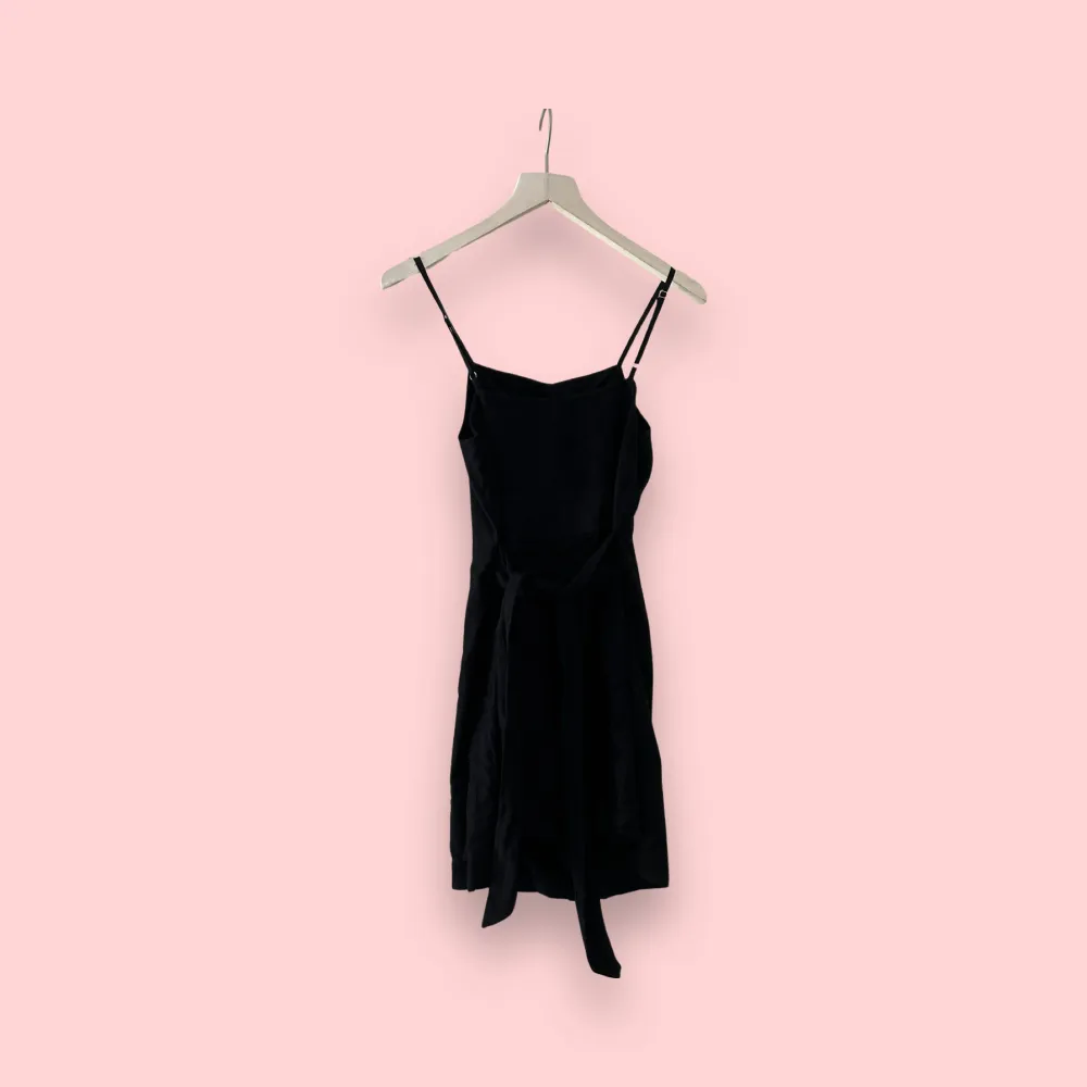 Svart klänning i storlek 36 från River Island. Du kan använda KÖP NU 🫶🧚. Klänningar.