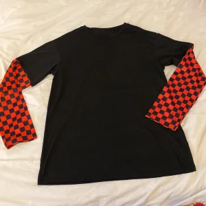 Emo tröja - Långärmad tröja med rött svart rutiga ärmar. Inköpt i shein och använd endast två gånger, därav i mycket bra skick! Kontakta vid frågor❤️