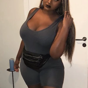 Play suit - En snygg playsuit som passar till sommaren, mjukt material. Använt 2 gånger🩶