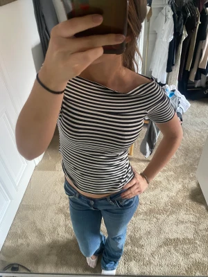 randig off shoulder - Randig off shoulder tröja, helt oanvänd!