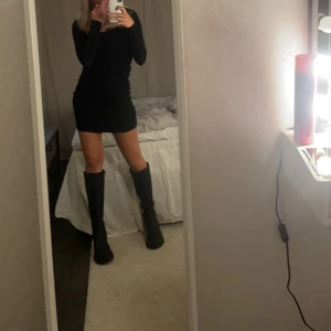 Boots - Jag Säljer nu mina boots som jag längre inte använder, jag har använt dom ungefär 2-3 gånger så dom är i nytt skick, storleken är 38 men passar en 37 då jag har det 