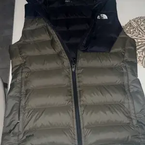 Säljer en väldigt fin tnf väst i nöstan helt nytt skick har haft denna i cirka 1 år men använt den väldigt sparsamt av mig orgianl priser på denna är 1100kr