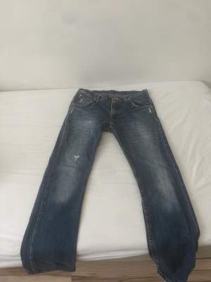 Ett par väldigt fina Lee jeans i storlek W:31, L:32. Använda sparsamt och därav priset. Kan tänka mig gå ner lite i pris vid en snabb affär.