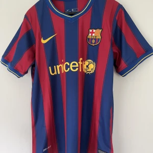 Fotbollströja Barcelona Zlatan Ibrahimovic #9 - Barca-tröja med den svenska legendaren Zlatan Ibrahimovic #9 på ryggen från säsongen 2009/10. Tröjan är i bra skick. Storleken är M