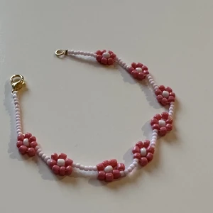 Armband - Handgjort pärlarmband i fina rosa färger 🩷 färgen är som på bild 2. 