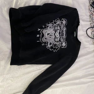 Kenzo sweatshirt  - Svart kenzo sweatshirt i stl S, jätte fint skick 🥰 kostar ca 1700 ny