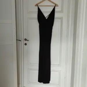 Snygg svart lång klänning säljes! Den är för lång på mig som är ca 170. Fint skick då den knappt är använd