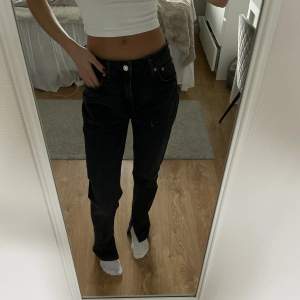 Skitsnygga jeans med slits från Zara 🤍 använda fåtal gånger så de är i bra skick!