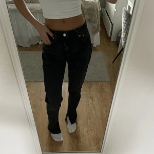 Jeans - Skitsnygga jeans med slits från Zara 🤍 använda fåtal gånger så de är i bra skick!