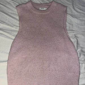 Stickad väst/tröja - Säljer denna väst då jag inte använder den. Väldigt varsamt använt. Den är ifrån märkte Only. Köpte den för 350kr tror jag de va. den ser lite grådåsig ut men de är endast ljuset. 