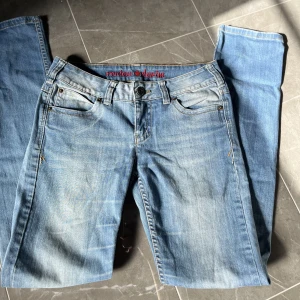 lågmidjade jeans  - jätte fina unika jeans från review som jag tyvärr måste sälja då dom nt passa mig, dom sitter bra i längden på mig som är 165 och är i stl 30 i jeans så skulle säga runt stl 38/M. hör av er om ni har några andra frågor💕