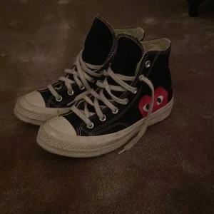 Cdg converse - Jätte snygga convers som knappt är använda och därför i fint skick!❤️