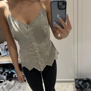 Topp - Säljer min superfina och unika topp då den är för stor! Saknar storlek men jag har S i vanliga fall🙌🏼 Går att dra åt i ryggen