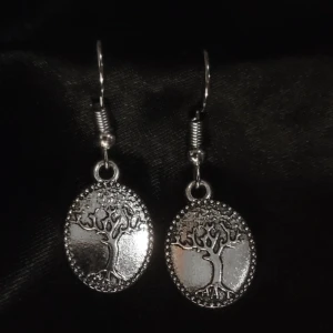 Örhängen med Livets Träd! 🌳✨ - Troligtvis nickelfria men är du allergiker bör du vara försiktig. Rostfritt! Livets träd har använts som symbol i urminnes tider inom flera religioner, länder och mytologier. Det finns mycket mer information online om ni är intresserade! ♡