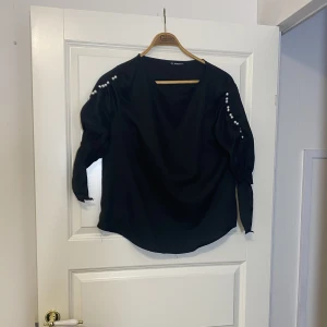 Blus med pärlor  - En blus med pärl detaljer som är i nytt skick endast använd en gång 