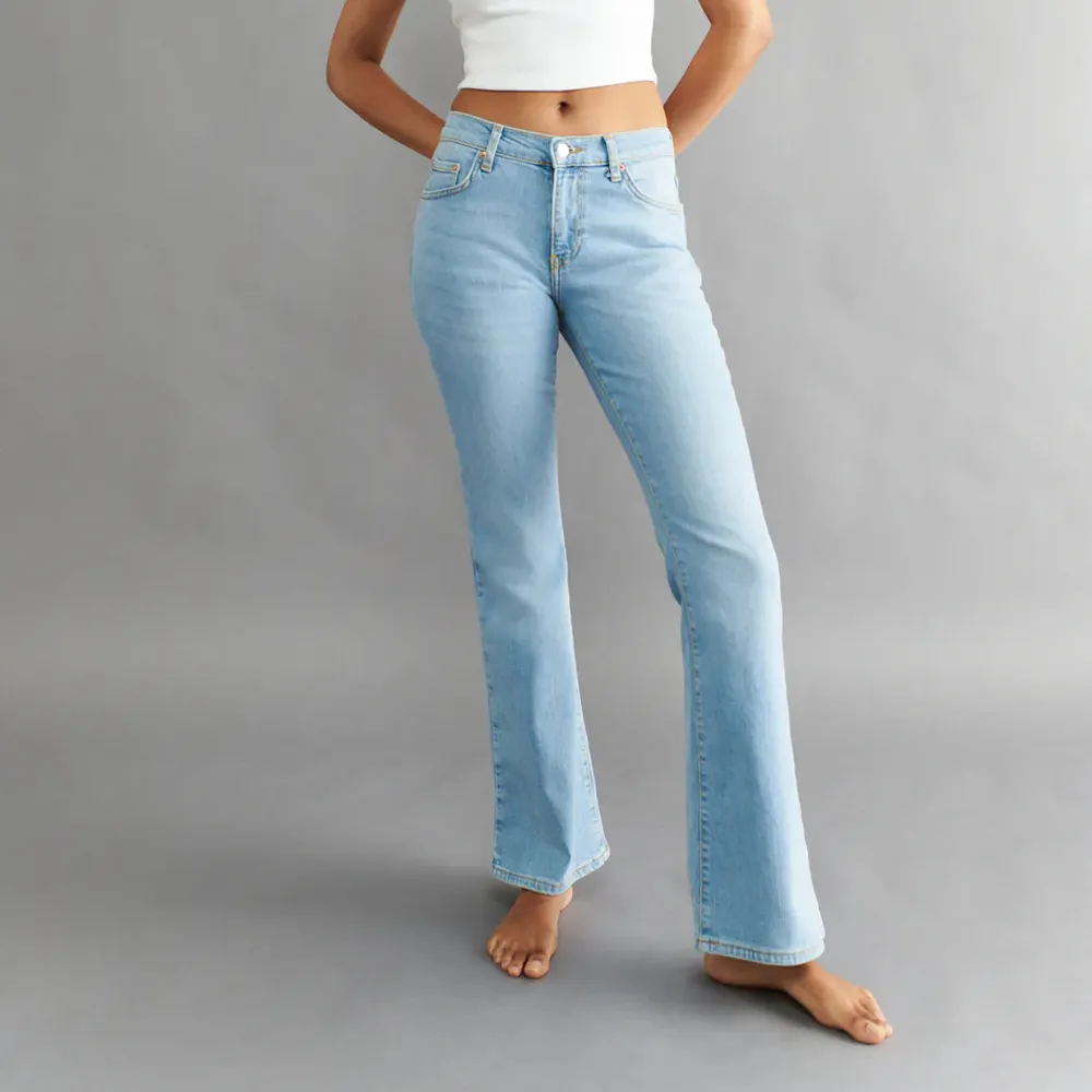 Säljer dessa low waist bootcut jeans från ginatricot. Storlek 36, nästan aldrig använda så i nyskick💓💓. Jeans & Byxor.