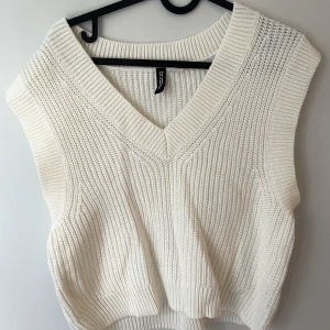 Väst - Supersnygg stickad väst från HM🩷 använd fåtal gånger och därför som i nyskick🙌🏼