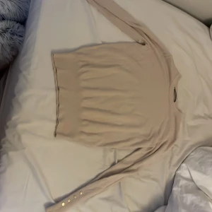 tröja med knappt vid handleden - Nästan aldrig använd, tror den kosta ungefär 250-300kr