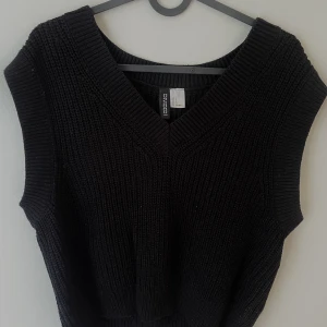 Stickad väst - Supersnygg stickad väst från HM🩷 den är lite nopprig men det är lätt att ta bort, pris kan diskuteras 🥰🙌🏼