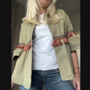 Grön jacka zara - Super söt grön jacka från zara med tofsar