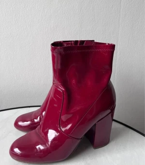 Klackar/Boots i lack från Steve Madden  - Ankelboots i lack från Steve Madden. Storlek 38
