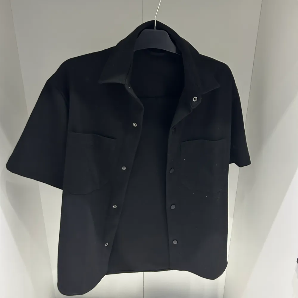 Zara skjorta/Overshirt i storlek S. Dne är aldrig använd med ett nypris på 600kr. Säljer den för 350. Haft den i en månad men Aldirg kunnat använda den.. Skjortor.