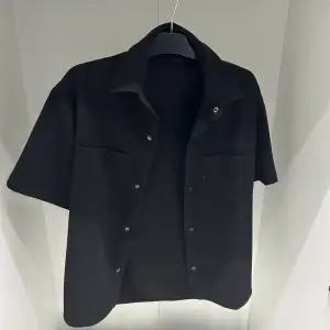 Zara skjorta/Overshirt i storlek S. Dne är aldrig använd med ett nypris på 600kr. Säljer den för 350. Haft den i en månad men Aldirg kunnat använda den.