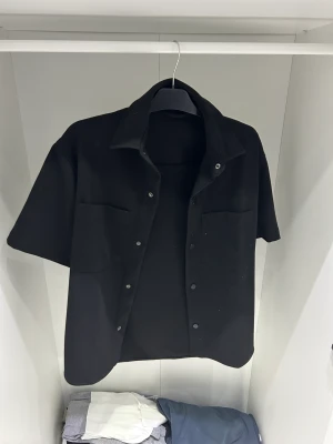 Zara Skjorta - Zara skjorta/Overshirt i storlek S. Dne är aldrig använd med ett nypris på 600kr. Säljer den för 350. Haft den i en månad men Aldirg kunnat använda den.