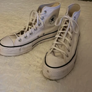 Converse skor - Ett par snygga Converse i modellen Chuck Taylor🤍De knappt använda och därför i bra skick🩷Skriv vid fler frågor🤍🤍