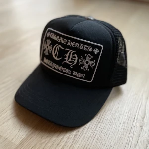Chrome Hearts Keps - En Chrome Hearts keps i topp kvalité. Aldrig använt den och kommer inte använda den i framtiden så väljer att sälja den. Pris går att diskuteras.